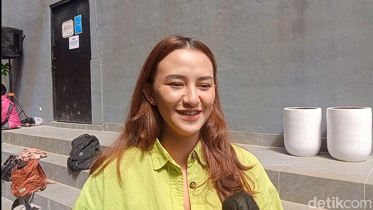 Dahlia Poland ditemui di kawasan Warung Buncit, Jakarta Selatan, Selasa (25/11/2025).