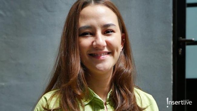 7 Potret Senyum Dahlia Poland Jelang Putusan Cerai dengan Fandy Christian