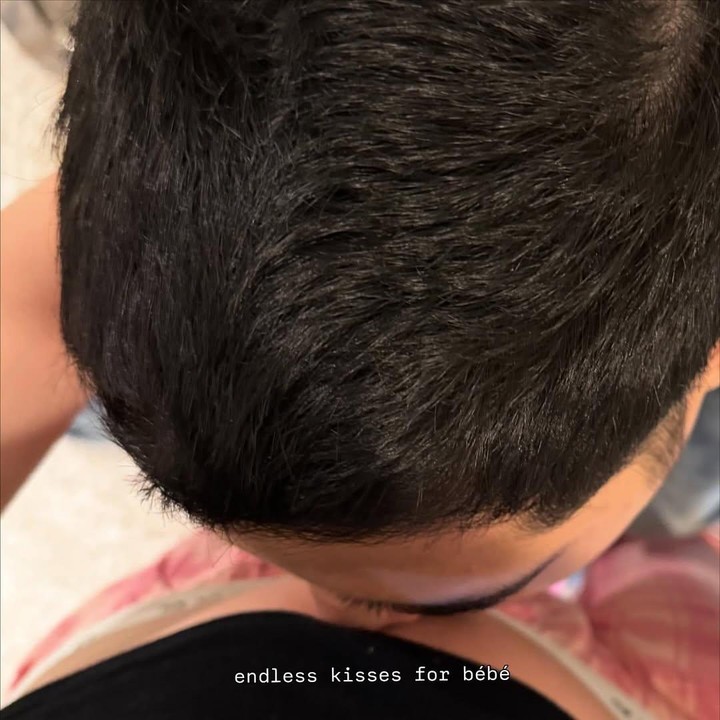 <p>Dengan penuh kasih sayang, Al kerap kali menciumi perut Alyssa. Momen indah ini menjadi sebuah ritual manis bagi mereka sambil menanti hadirnya Si Kecil ke dunia. (Foto: Instagram @alyssadaguise)</p>