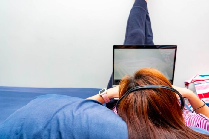 Distraksi positif untuk mengatasi stres sementara. Langkah ini memberi waktu agar emosimu mereda sebelum kamu kembali menghadapi kenyataan./Foto: freepik.com/EyeEm