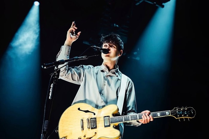 Vokalis band indie rock Vampire Wekeend, Ezra Koenig, pernah mengajar di sebuah SMP di Brooklyn sebagai bagian dari program Teach for America.