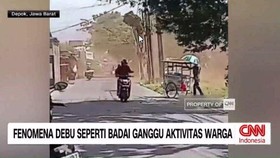 VIDEO: Fenomena Debu Seperti Badai Ganggu Aktivitas Warga Depok