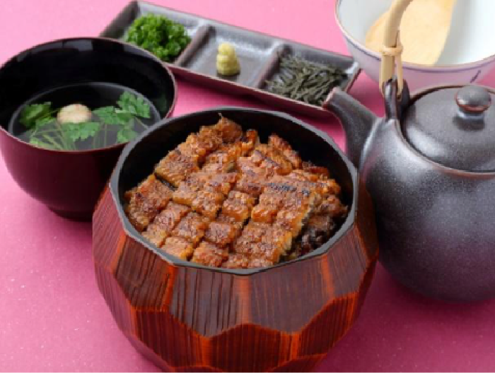 Jangan tinggalkan Nagoya tanpa menikmati hidangan khasnya yang terkenal. Nikmati hidangan khusus lokal seperti Hitsumabushi (belut bakar), ayam Nagoya Cochin ras unggulan asli Nagoya dengan cita rasa yang kaya, dan miso nikomi udon yang mengenyangkan.