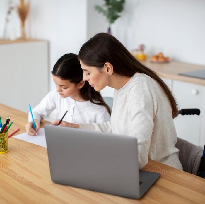 “Kesalahan apa yang bisa membuatmu belajar hari ini?”. Membicarakan kesalahan secara terbuka dapat mengurangi rasa malu dan membantu anak agar melihat kesalahan sebagai peluang untuk berkembang.