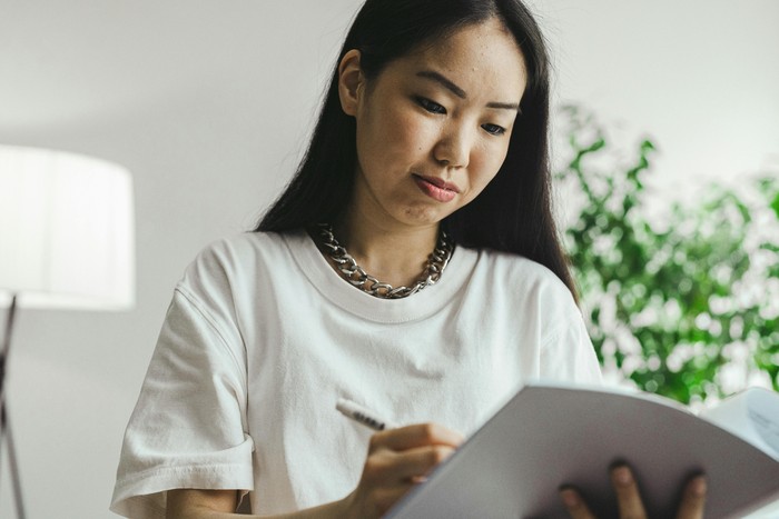 Kemampuan mengontrol pikiran sendiri membuktikan seseorang punya kecerdasan emosional tinggi. Mereka paham pikiran memengaruhi emosi.