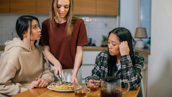Kemampuan berhenti melawan perasaan negatif membuktikan seseorang punya kecerdasan emosional tinggi. Mereka menerima perasaan buruk dan berusaha mengekspresikannya dengan sehat.