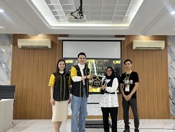 Cara Ivan Kabul dan Evelina Tan Rayakan Hari Guru