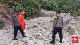 Jalan Lintas Sumatera Sipirok-Taput Lumpuh Akibat Longsor, Macet Total