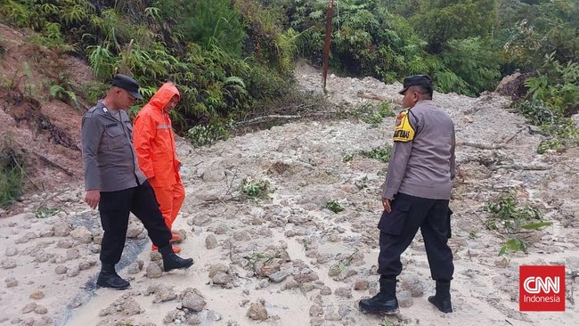 Jalan Lintas Sumatera (Jalinsum) yang menghubungkan Sipirok-Tapanuli Utara lumpuh total akibat longsor.