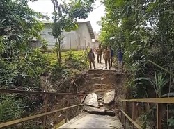 Jembatan Penghubung 5 Kampung di Lebak Ambruk, Aktivitas Warga Terganggu