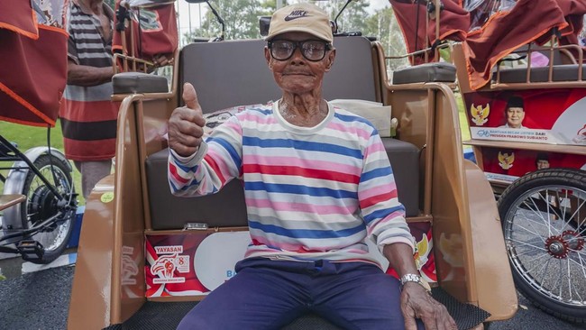 Sumardi, 89 tahun, menerima becak listrik dari Prabowo di Jombang. Bantuan ini membantu penarik becak lansia untuk meningkatkan penghasilan dan kualitas hidup.
