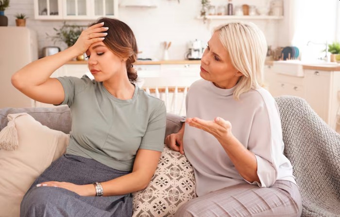 Mengenal financial enmeshment. Ketika masalah finansial keluarga batas keuangan kabur/Foto: freepik.com/shurkin_son