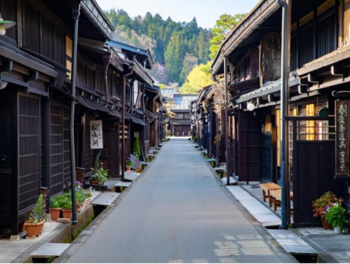 Di Kota Tua Takayama, kamu dapat menyusuri jalan-jalan bersejarah yang terawat baik, dipenuhi rumah-rumah pedagang kayu tradisional, tempat pembuatan sake, serta toko-toko kerajinan.
