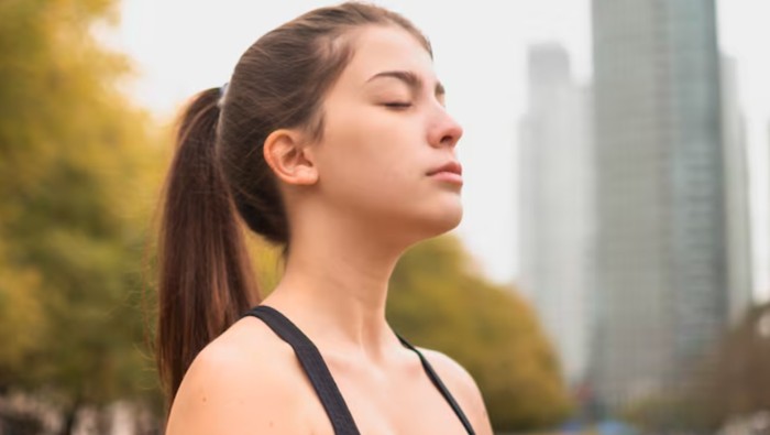 Latihan Deep Breathing Untuk Pikiran Lebih Relaks/Foto: freepik.com/freepik