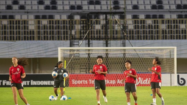 Timnas Putri Indonesia siap menghadapi Nepal dalam uji coba di Stadion Maguwoharjo, Sleman (26/11).