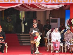 Pimpin Upacara HGN 2025, Mendikdasmen Bicara Tunjangan-Perlindungan Guru