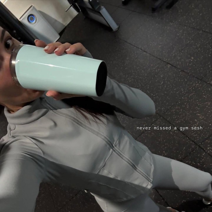 <p>Meskipun memasuki trimester pertama, perempuan yang kini berusia 27 tahun ini tetap menjaga kesehatannya dengan melakukan gym. "Never missed a gym sesh", ucapnya. Alyssa mengatakan bahwa ia tidak pernah melewatkan gym. (Foto: Instagram @alyssadaguise)</p>