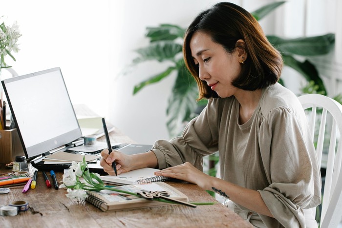 Kemampuan mindfulness membuktikan seseorang punya kecerdasan emosional tinggi. Mereka berfokus ke saat ini.