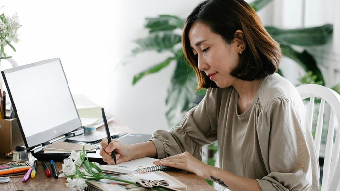 Kemampuan mindfulness membuktikan seseorang punya kecerdasan emosional tinggi. Mereka berfokus ke saat ini.