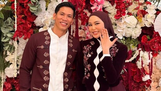 7 Momen Lamaran Dara Arafah dan Rehan Mubarak Nuansa Serba Merah yang Intim