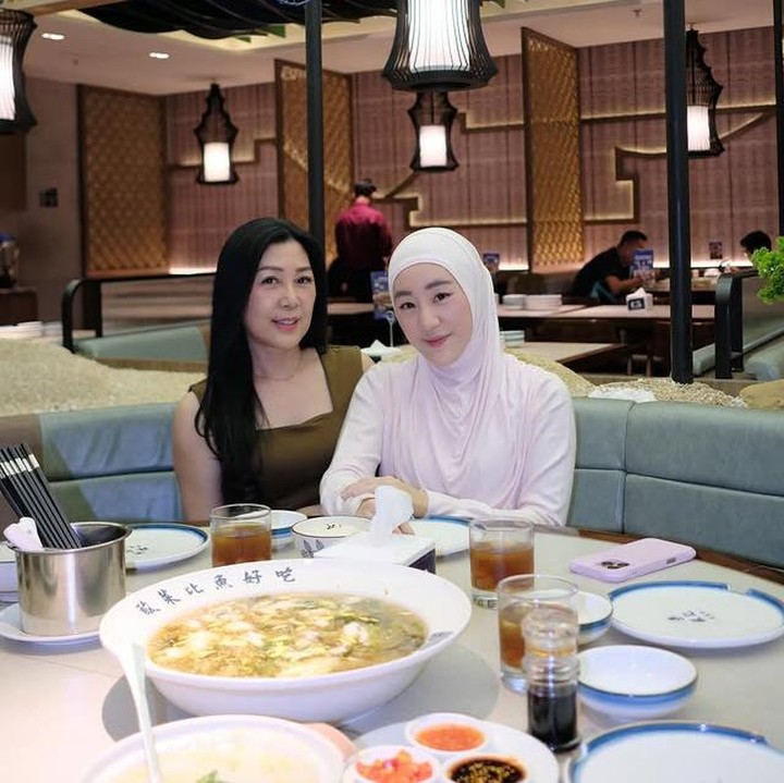 <p>Kehidupan selebgram Larissa Chou belakangan ini kembali mencuri perhatian publik, Bunda. Baru-baru ini, ia terlihat begitu bahagia bisa <em>quality time</em> bersama dengan sang ibunda, Julie Tan. (Foto: Instagram @julietanherisman)</p>