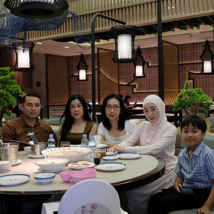 <p>Keseruan makan bersama kali ini kian terasa lengkap karena kehadiran anggota keluarga Larissa lainnya, Bunda. Ibunda Larissa pun membagikan momen kebersamaan ini lewat akun Instagram pribadinya. (Foto: Instagram @julietanherisman)</p>