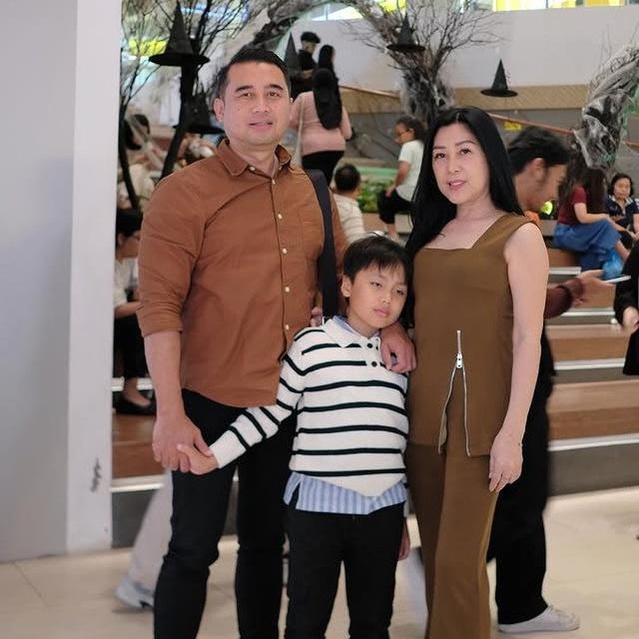 <p>Pada kesempatan yang sama, putra pertama Larissa, Yusuf, tampak berpose manis bersama dengan sang nenek. Dalam potretnya, Yusuf terlihat begitu akrab dan dekat dengannya, Bunda. (Foto: Instagram @julietanherisman)</p>