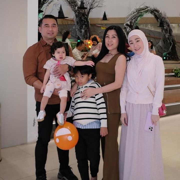 <p>Melihat unggahan itu, tak sedikit netizen yang memberikan komentar tentang kebersamaan Larissa Chou dengan keluarganya. Bahkan, ada juga yang memuji mereka sebagai keluarga <em>good looking</em>, Bunda. "3 generasi yang cantik. Yusuf malah mirip bgt sama opanya," kata <em>@put****</em>. "Cici Larissa berasa kayak anak pertama, anak kedua Yusuf, anak ketiga Alesha cantik," tulis <em>@fra****</em>. "Cici kembaran sama maminya, awet muda," tambah<em> @nan****</em>. (Foto: Instagram @julietanherisman)</p>