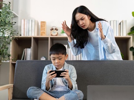 Orang Tua Habiskan Lebih dari 96 Jam per Tahun Bertengkar soal Screen Time Anak