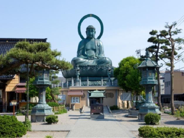 Di hari terakhir, kamu bisa mengunjungi Takaoka, di Prefektur Toyama, sebuah kota yang kaya akan budaya. Di sini, kamu dapat melihat Patung Buddha Takaoka Daibutsu yang terbuat dari perunggu menjulang setinggi 16 meter.