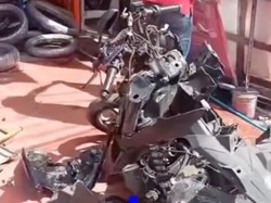 Ibu-ibu Bawa Mobil Tabrak Motor hingga Ringsek Parah di Jaksel