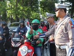 Pengendara Tertib di Probolinggo Dapat Hadiah dari Polisi