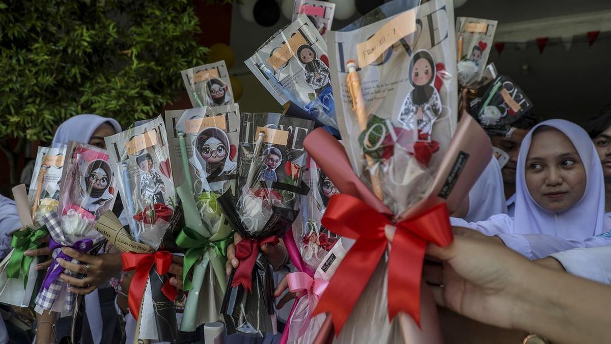 FOTO: Momen Apresiasi Siswa Kepada Pahlawan Tanpa Tanda Jasa