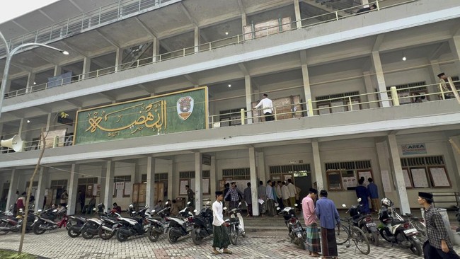 Pondok Pesantren Lirboyo, Kediri, Jawa Timur bersedia menjadi tuan rumah pertemuan ulama dan kiai NU tapi harus dihadiri oleh jajaran PBNU yang berkonflik.