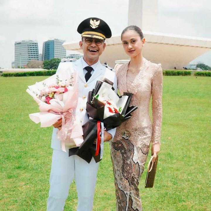 <p>Ketika Ramzi resmi dilantik menjadi Wakil Bupati Cianjur pada Februari lalu, Asila juga tidak lupa untuk datang memberikan selamat sekaligus dukungan, Bunda. "Akhirnya resmi menjadi Wakil Bupati Kabupaten Cianjur yaa bi. Semoga amanah dan terus memberikan yang terbaik untuk warga Cianjur. Semangat Abi, <em>i love you</em>," kata Asila. (Foto: Instagram @therealasilamaisa)</p>