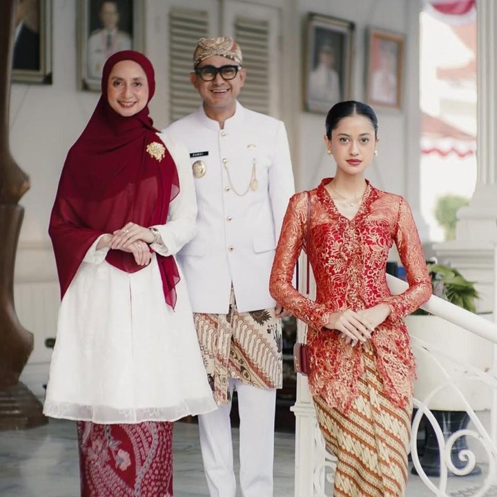 <p>Ramzi kini telah menjabat sebagai Wakil Bupati Cianjur. Meski sibuk, Ramzi selalu menempatkan keluarga sebagai prioritas utamanya, Bunda. Tak terkecuali dengan putrinya, Asila Maisa Fatihah. Sejak menikah dengan Avivah Basalamah pada 2005 silam, Ramzi selalu berusaha menjadi Ayah yang terbaik untuk putri semata wayangnya. (Foto: Instagram @therealasilamaisa)</p>