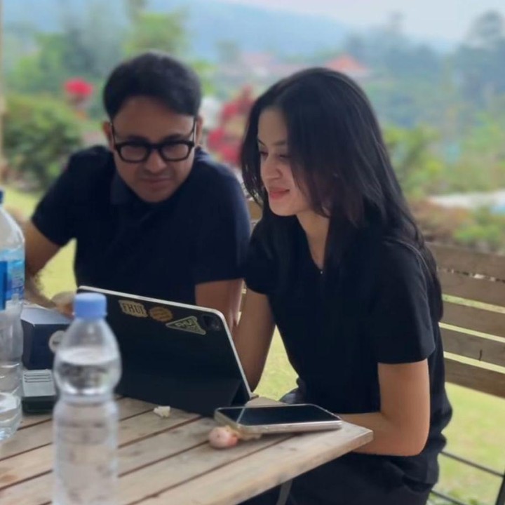 <p>Asila yang kini berusia 19 tahun terlihat sangat dekat dengan sang Ayah. Baik Asila maupun Ramzi sering membagikan momen kebersamaan mereka yang hangat lewat unggahannya di media sosial.&nbsp;(Foto: Instagram @abiramzi76)</p>