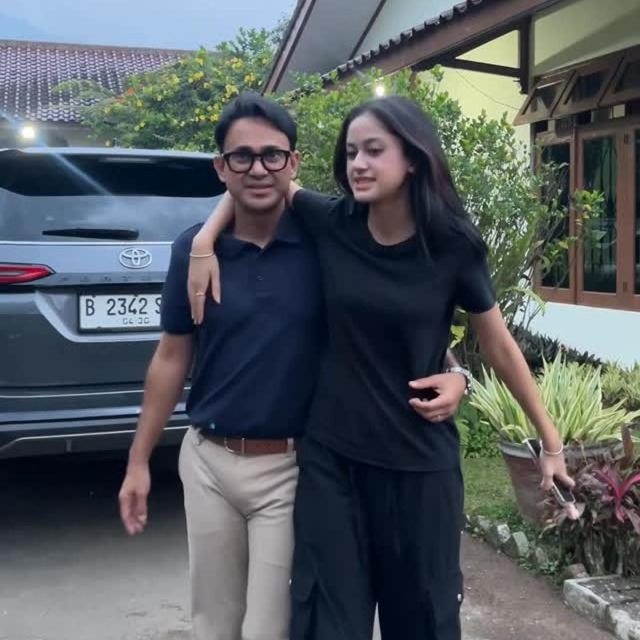 <p>Baru-baru ini, Asila datang memberikan dukungan pada sang Ayah yang sedang menjalankan tugasnya sebagai Wakil Bupati Cianjur. Ramzi bercerita bahwa ia kedatangan mahasiswa Universitas Indonesia (UI) fakultas hukum, di mana sang anak juga berkuliah di sana, Bunda. "Hari ini ada tamu para mahasiswa/mahasiswi dari UNIVERSITAS INDONESIA fak.Hukum.mereka sedang ada kegiatan di cimacan kec.cipanas kab cianjur," tulis Ramzi lewat Instagramnya. (Foto: Instagram @abiramzi76)</p>