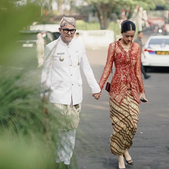 <p>Pada perayaan HUT RI ke-80 beberapa waktu lalu, Asila dan sang Ayah kompak mengenakan busana bernuansa merah putih, Bunda. Saat digandeng oleh Ramzi, terlihat jelas bahwa Asila memiliki hubungan yang sangat dekat dengan sang Ayah. (Foto: Instagram @therealasilamaisa)</p>