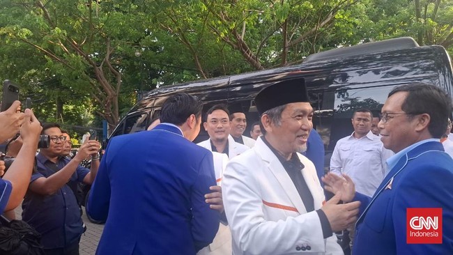 Presiden PKS Almuzzammil Yusuf dan petinggi partainya berkunjung ke DPP Partai Demokrat, Selasa (25/11) sore.