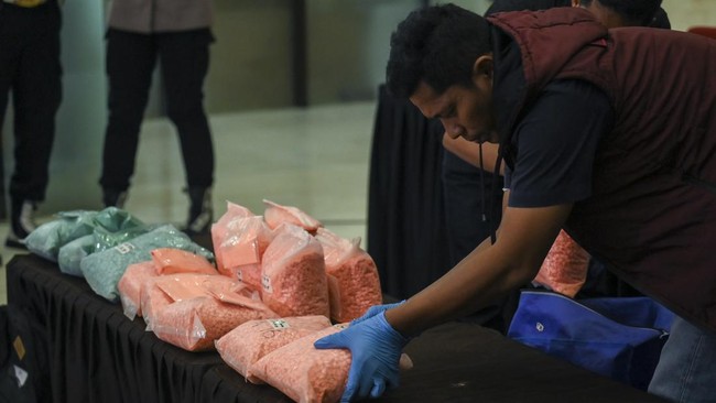 Ratusan ribu ekstasi senilai Rp207 miliar di Tol Lampung disebut polisi bakal diedarkan di Jakarta.