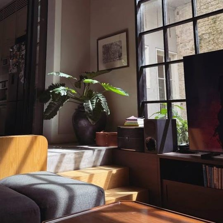 <p>Pasangan&nbsp;Nana Mirdad dan Andrew White sudah beberapa tahun ini menetap di Bali bersama kedua anak mereka. Di Pulau Dewata, pasangan ini tinggal di hunian bernuansa alam yang banyak ditanami tumbuhan hijau, Bunda. Di dalam rumah, Nana dan Andrew mendesain setiap ruangan dengan estetik. Misalnya, di ruang keluarga ini, Nana dan Andrew&nbsp;banyak menggunakan dekorasi dan ornamen&nbsp;minimalis berwarna netral. Keduanya juga membangun jendela besar untuk pencahayaan alami masuk ke dalam ruang keluarga. (Foto: Instagram @andrew.white._)</p>