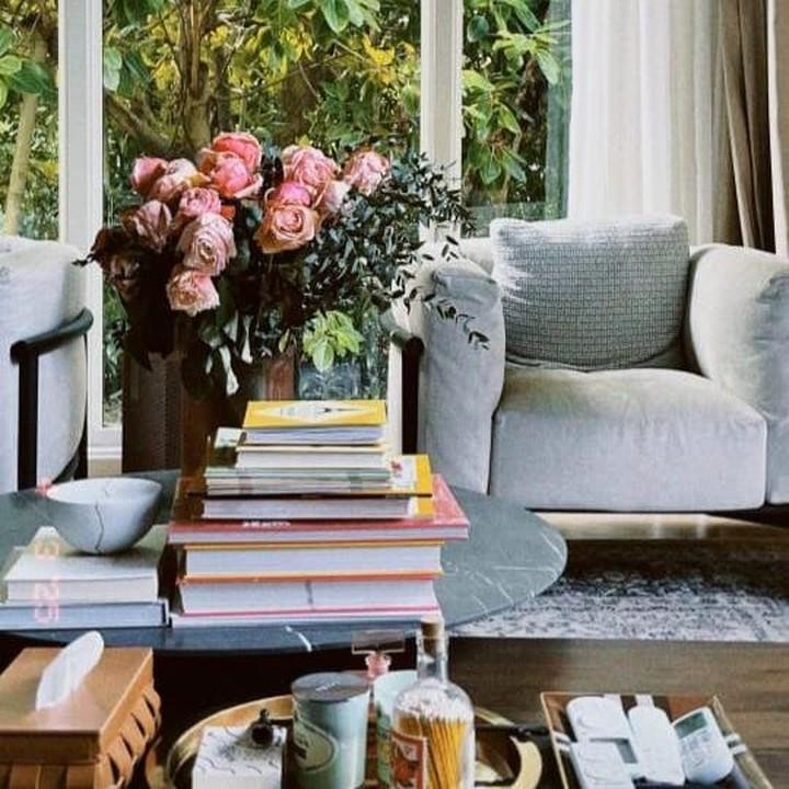 <p>Penyanyi Raisa juga tinggal di hunian yang estetik. Bunda satu anak ini memiliki rumah minimalis yang didesain <em>homey</em> dengan banyak tumbuhan hijau mengelilingi halaman rumah. Di rumahnya ini, Raisa menata ruang keluarga dengan ornamen abu-abu dan cokelat kayu. Di ruangan ini, Raisa juga meletakkan vas bunga dan tumpukan buku yang membuat suasana makin estetik dan Instagramable. (Foto: Instagram@raisa6690)</p>