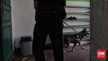 FOTO: Sarang Narkoba di Berlan Diubrak-abrik Aparat Kepolisian