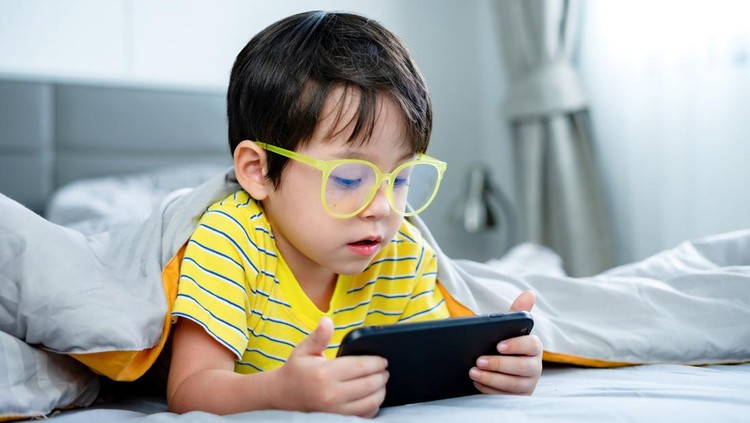 Screen Time Lebih dari 1 Jam Sehari Naikkan Risiko Mata Minus 18 Persen pada Anak.