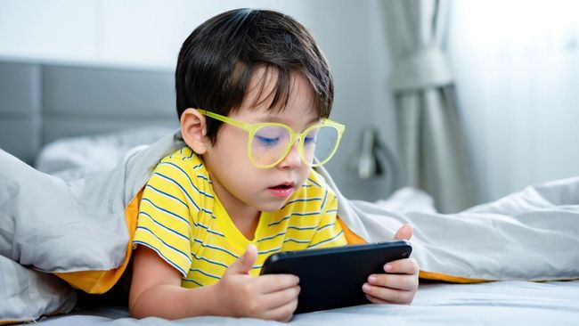 Screen Time Lebih dari 1 Jam Sehari Naikkan Risiko Mata Minus 18 Persen pada Anak