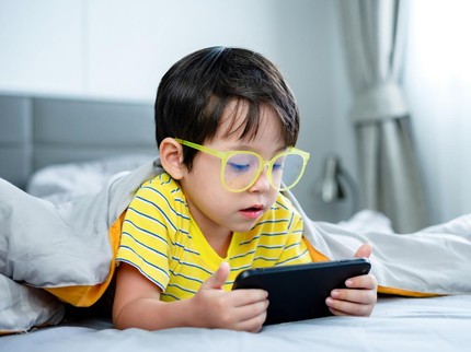 Screen Time Lebih dari 1 Jam Sehari Naikkan Risiko Mata Minus 18 Persen pada Anak