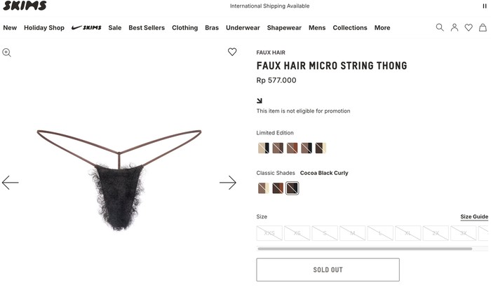 SKIMS milik Kim Kardashian merilis koleksi terbaru bernama The Ultimate Bush dengan produk bernama Faux Hair Micro String Thong yang terdapat aksen berbentuk rambut kemaluan palsu./ Foto: Skims.com