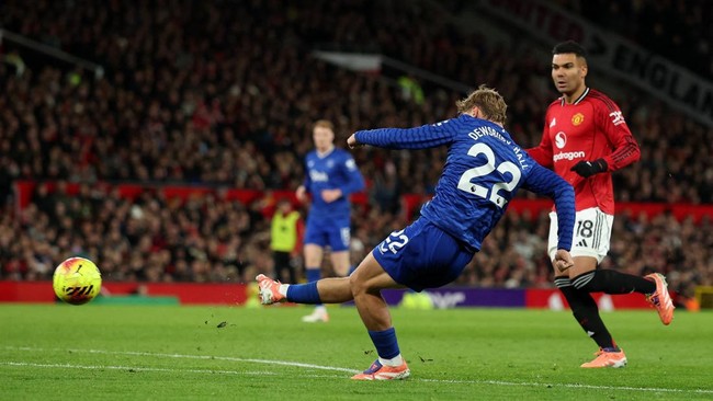 Manchester United kalah 0-1 dari Everton yang bermain dengan 10 orang di Old Trafford. Insiden kartu merah dan gol mengejutkan jadi sorotan utama pertandingan.