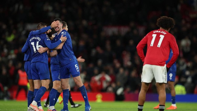 Kekalahan Manchester United dari Everton membuat Liverpool merana karena berada di bawah dua rival dalam klasemen Premier League.